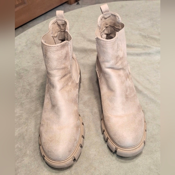Madden Girl TESSA Chelsea Boots with Chunky Tread Sole - Picture 1 of 8